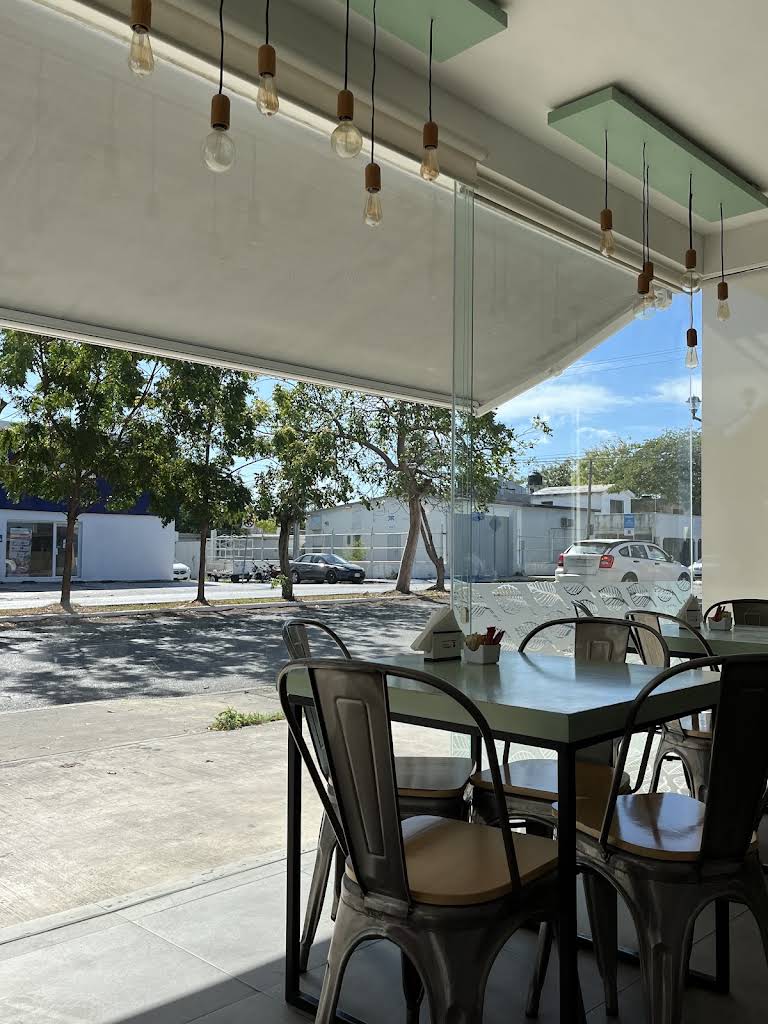 La barra y el interior de La Barrita, con tonos pastel y luz cálida