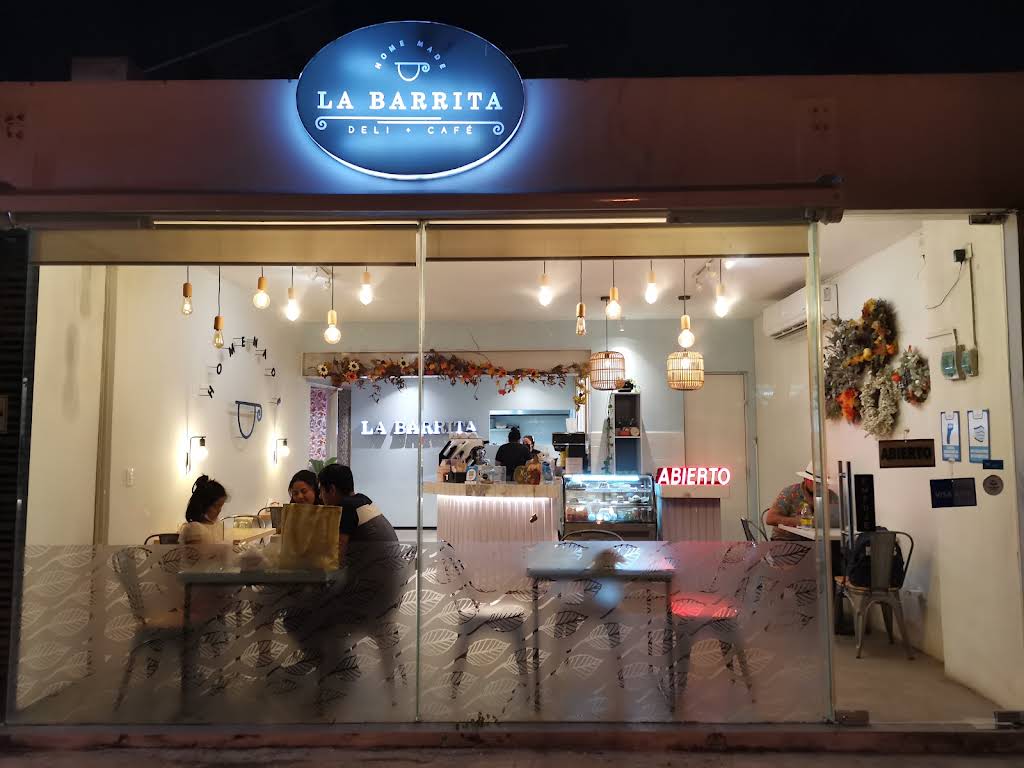 Fachada de La Barrita Deli Café con su letrero iluminado