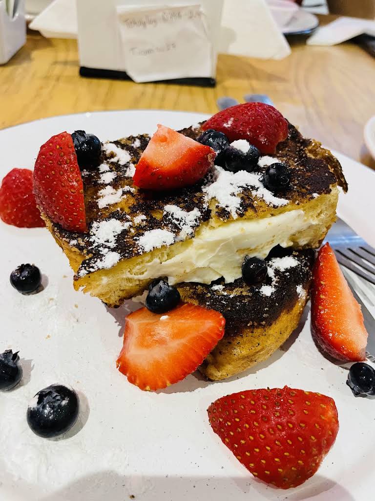French toast con frutos rojos fotografiado en La Barrita